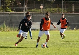 Asier persigue a Tomi en un entrenamiento de esta semana en el anexo.