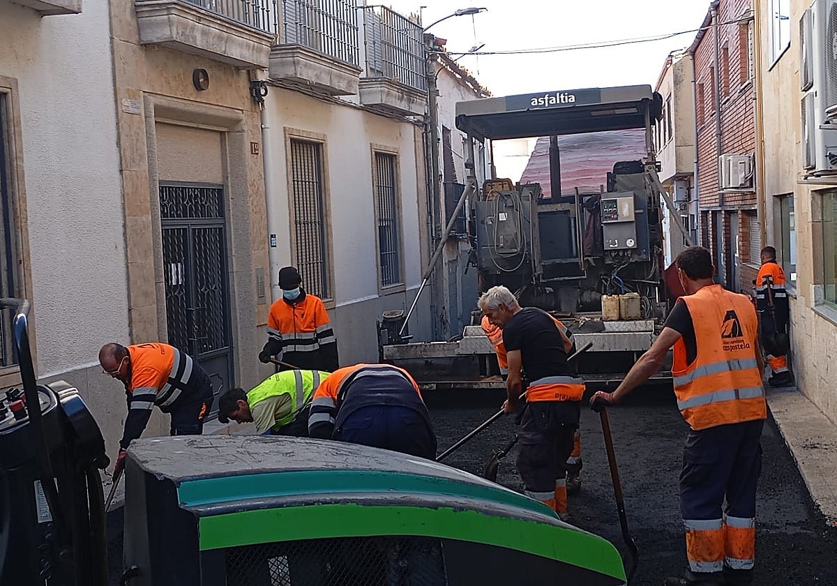 Trabajadores durante las labores de pavimentación en la calle del Aire.