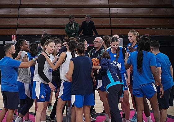 Jugadoras y técnicos del Perfumerías Avenida, ayer, sobre el parquet del Palacio de los Deportes de Huesca.