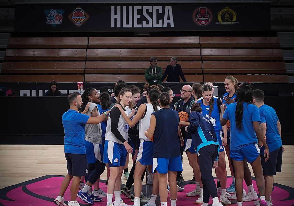 Jugadoras y técnicos del Perfumerías Avenida, ayer, sobre el parquet del Palacio de los Deportes de Huesca.