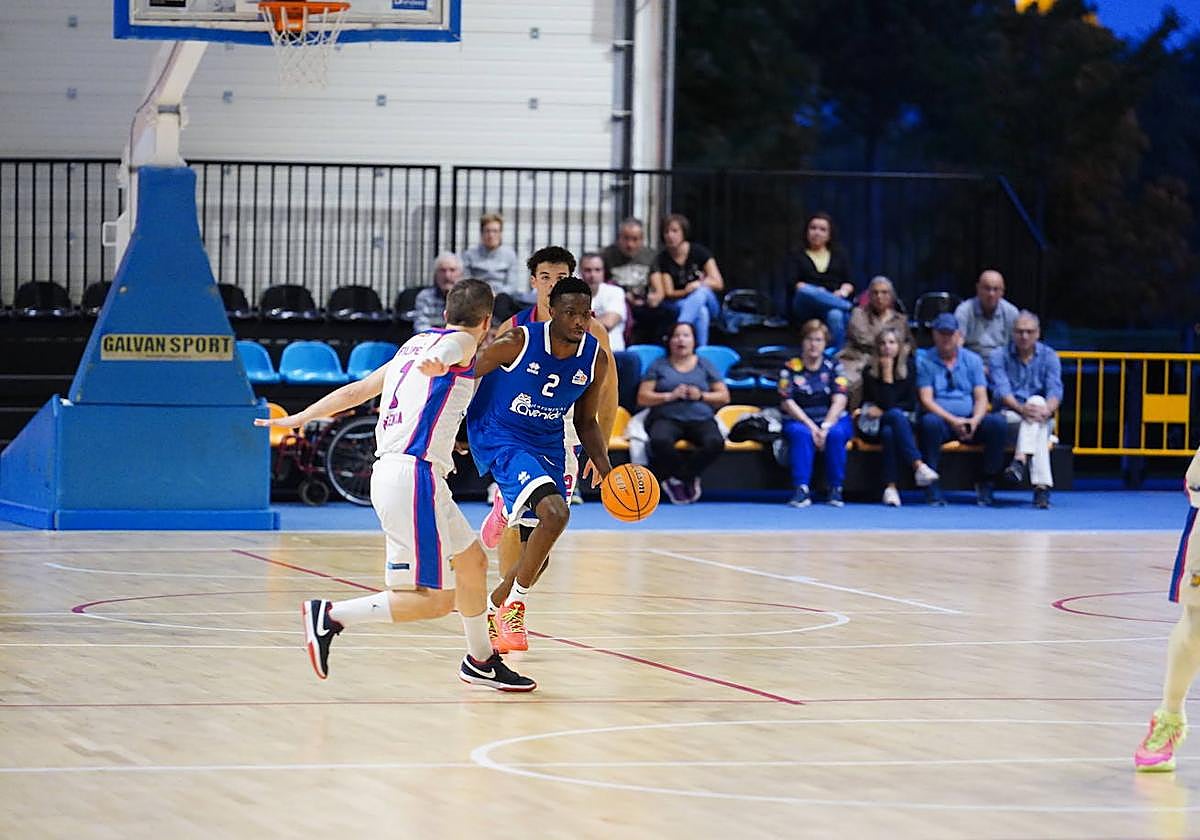 Aamari Smith sube la bola en el partido de este viernes.