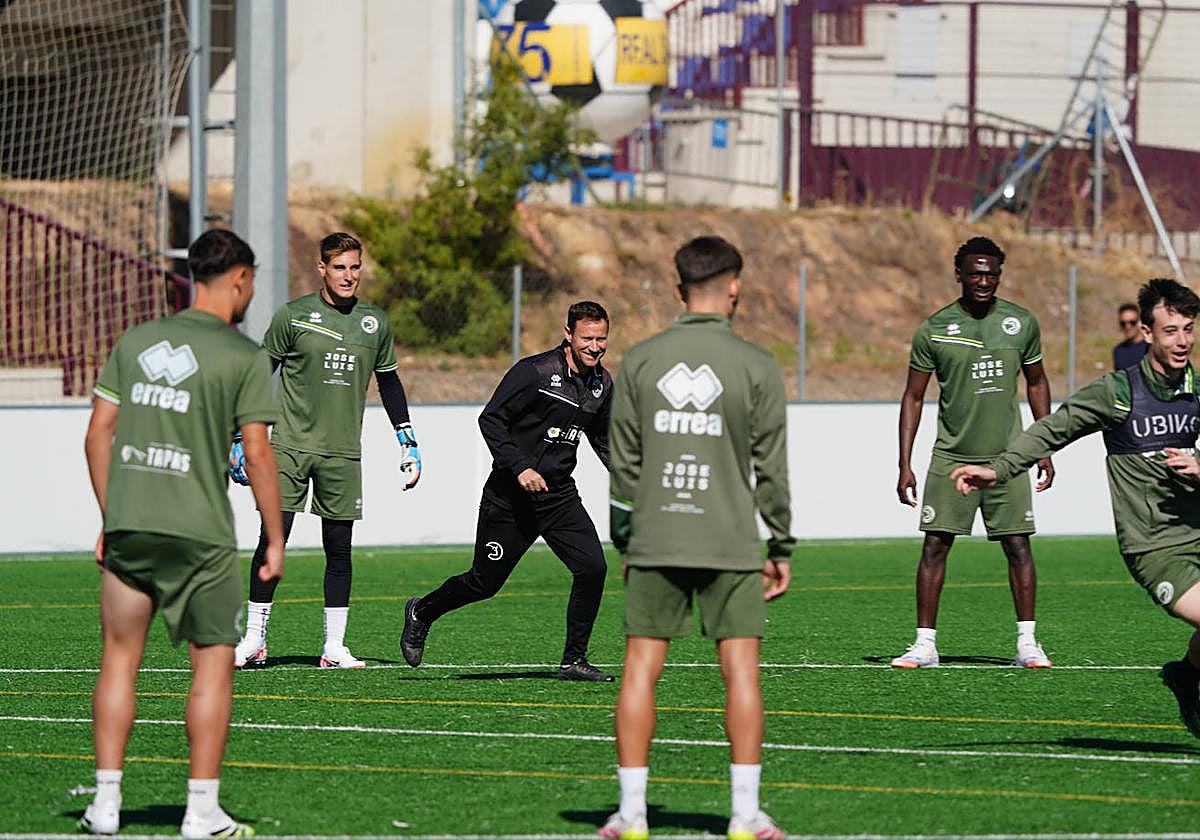 Sonrisas durante el entrenamiento de ayer, con Mario Simón participando en el mismo.