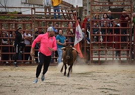 Uno de los mozos, citando a la vaquilla en Santiz