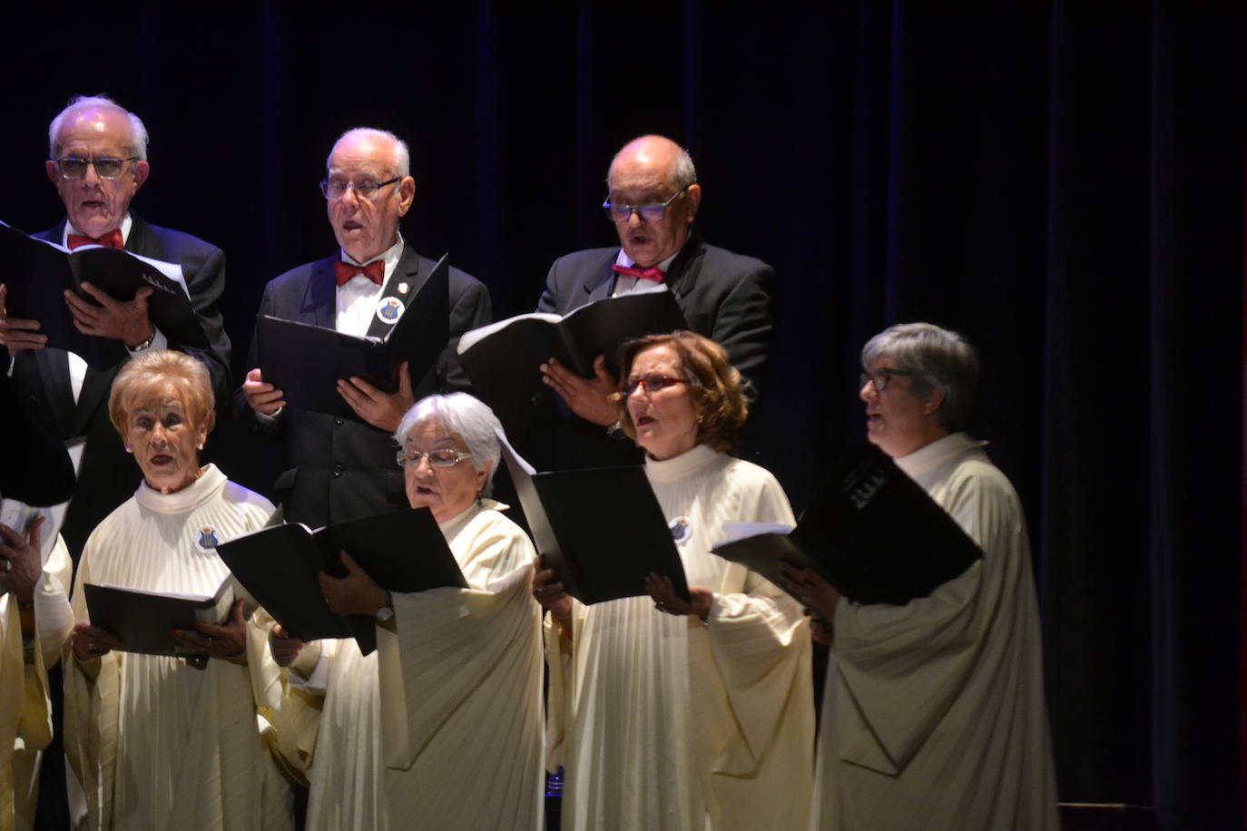 La música de las corales ensalza el 125 aniversario del Teatro Nuevo de Miróbriga