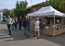 Los vecinos visitaron todos los puestos del mercado