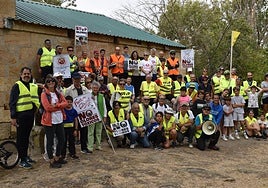 Parte de los asistentes de la actividades promovida por la plataforma vecinal ‘Cuidamos Villamayor’ en contra de los malos olores industriales.