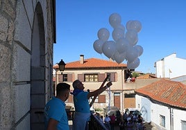 El alcalde, Manuel Oliva, se prepara para lanzar los globos