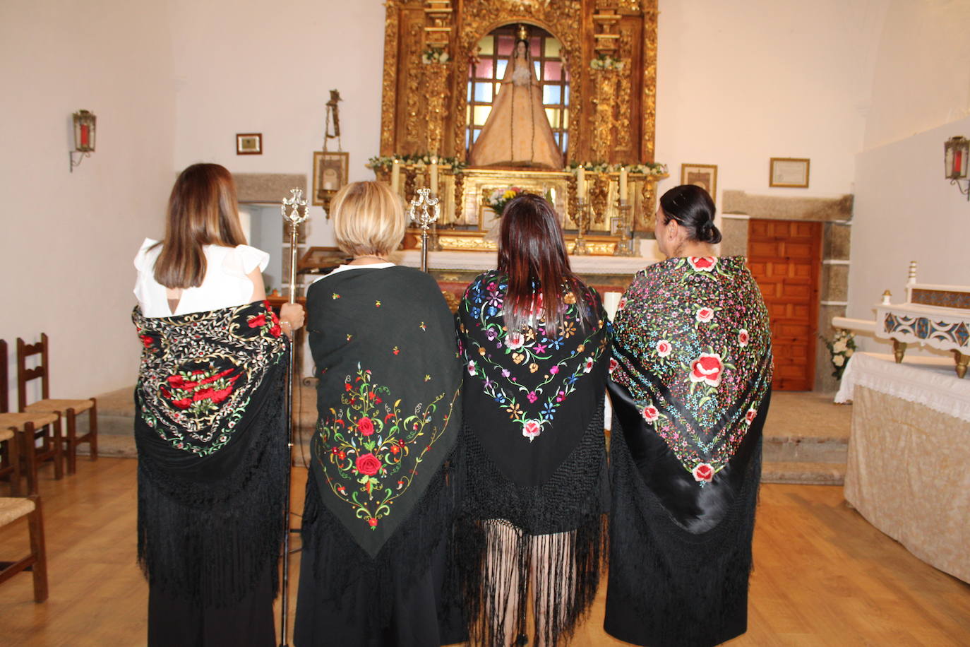 La Virgen de Gracia Carrero recibe a sus nuevas mayordomas