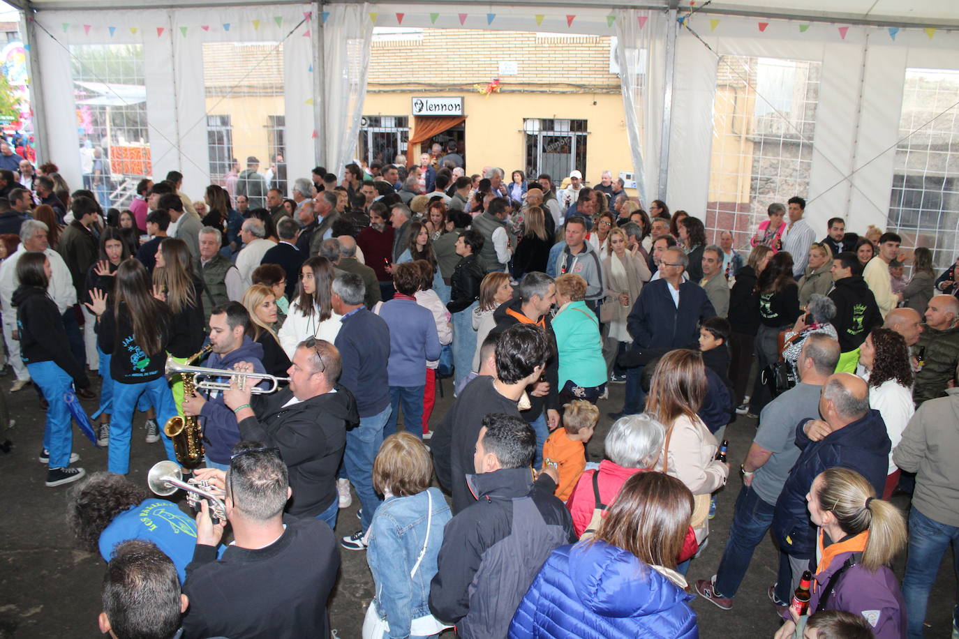 San Miguel de Valero disfruta con su fiesta y los toros