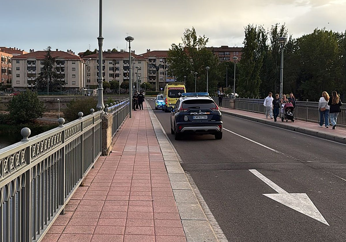 Policía Local, Nacional y una ambulancia del Sacyl en el puente de Enrique Estevan.