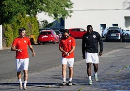 Marotías, Mancebo y Souley, dirigiéndose al anexo para el entrenamiento del viernes.