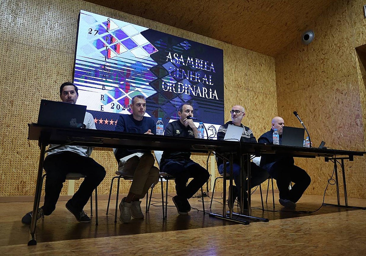 La junta directiva de Unionistas preside la Asamblea General Ordinaria, celebrada en la mañana de este sábado.