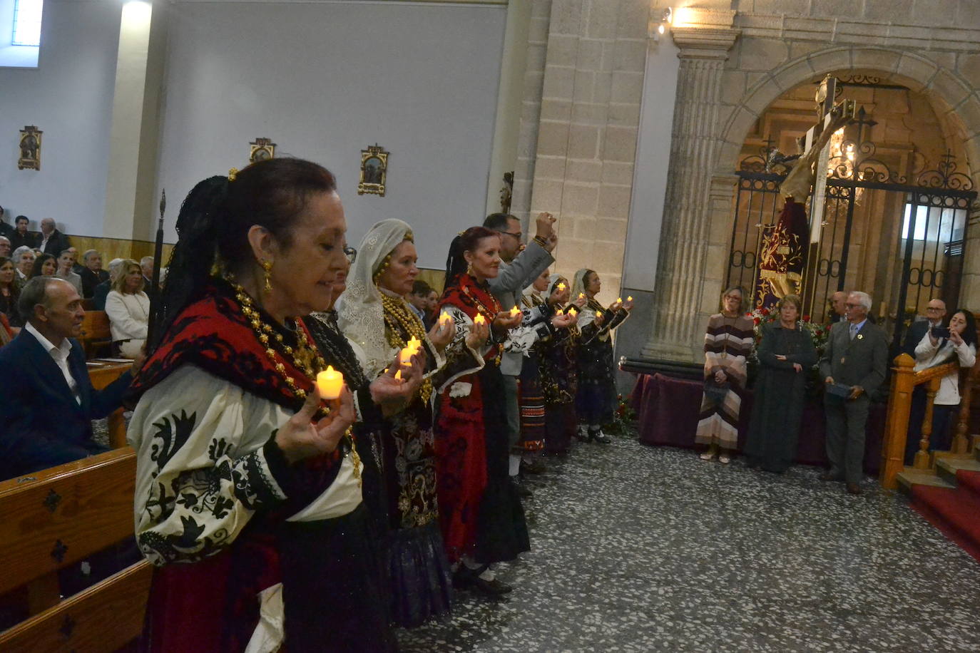 Tamames venera al Cristo del Amparo dentro del templo