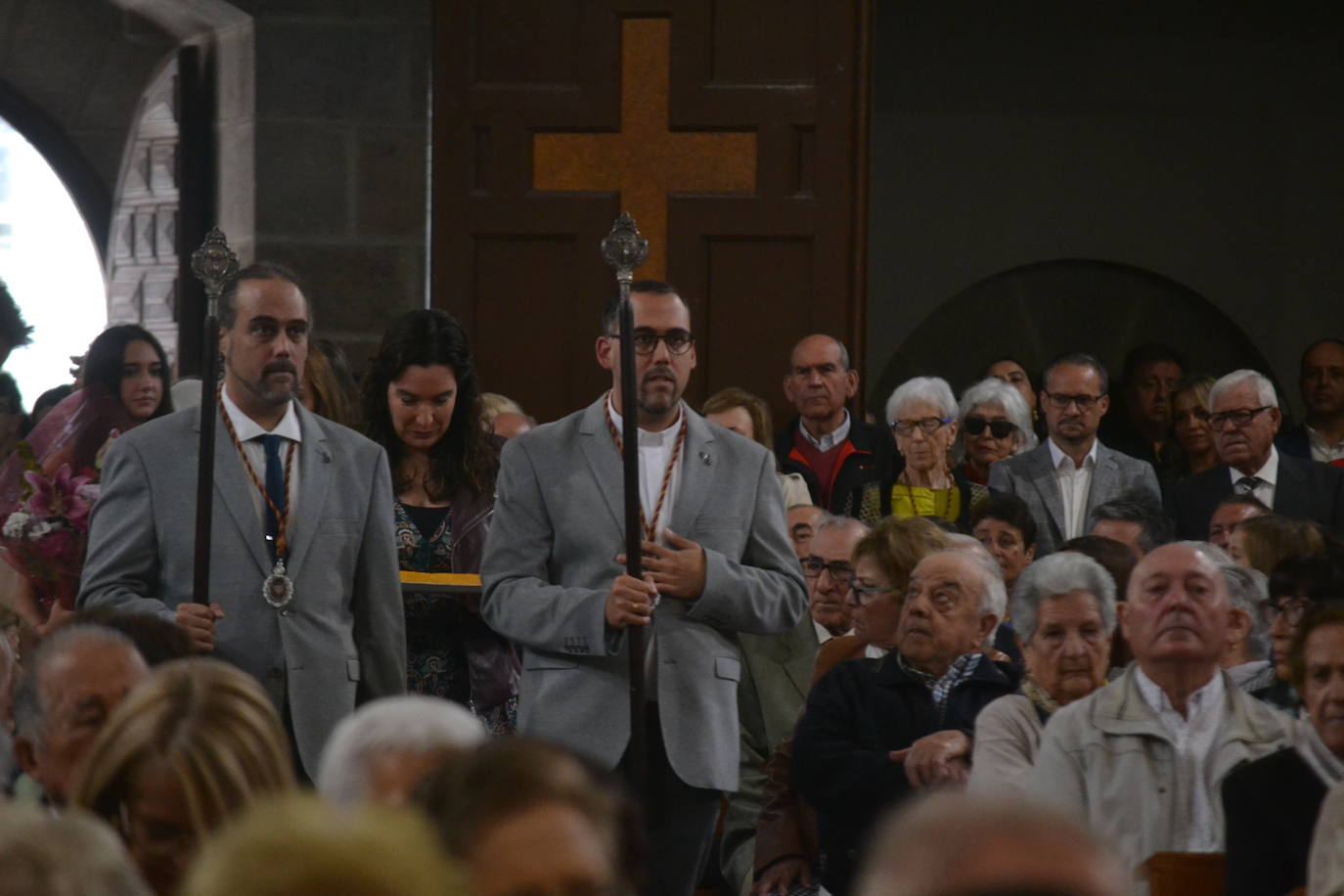 Tamames venera al Cristo del Amparo dentro del templo