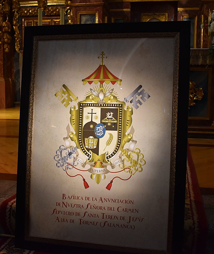 Imagen secundaria 2 - La Basílica que custodia el cuerpo de Santa Teresa de Jesús estrena escudo