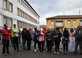 Familiares de Mati y autoridades, en el homenaje celebrado esta mañana de domingo
