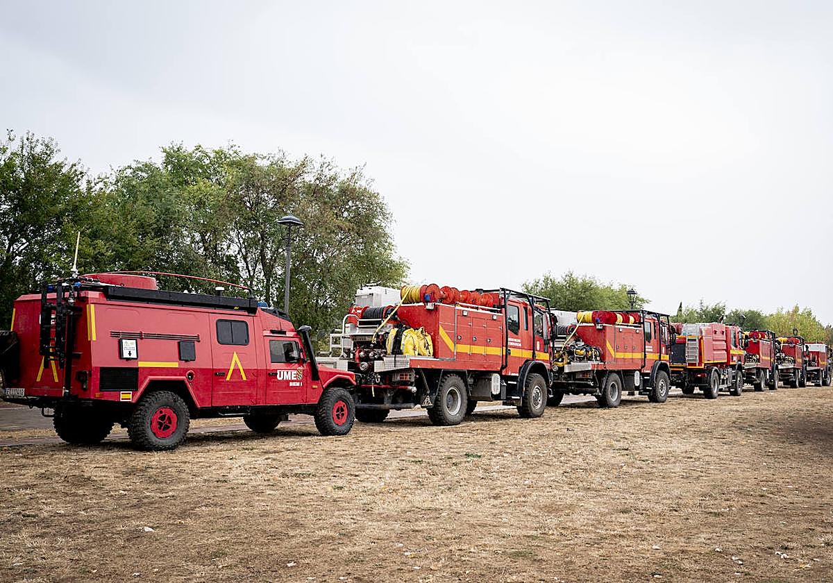 Despliegue de vehículos de la UME en Riaza (Segovia) por el incendio en el entorno del Pico del Lobo, que ha entrado en Castilla y León.
