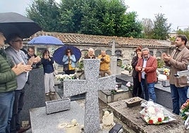 Ofrenda floral en el cementerio en honor a los caídos en 1868