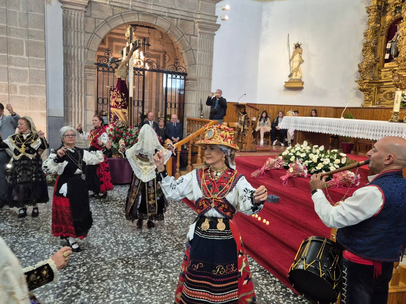 Tamames venera al Cristo del Amparo dentro del templo