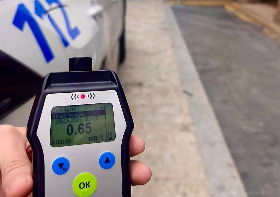 Una dotación de la Policía Local de Peñaranda de Bracamonte con el alcoholímetro con el resultado del infractor.