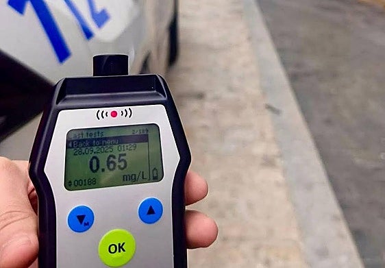 Una dotación de la Policía Local de Peñaranda de Bracamonte con el alcoholímetro con el resultado del infractor.