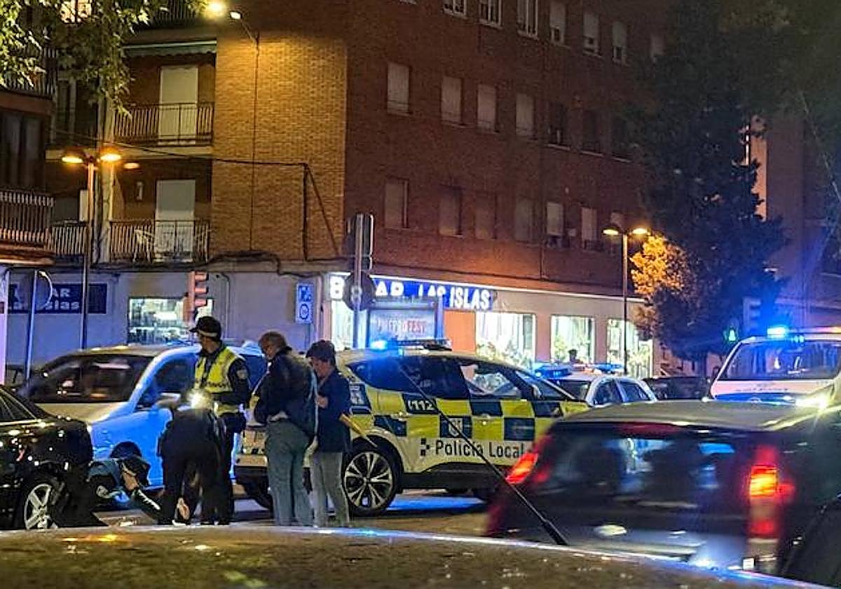 Agentes de la Policía Local de Salamanca junto a la herida tras ser arrollada por un turismo en la avenida de los Cipreses.