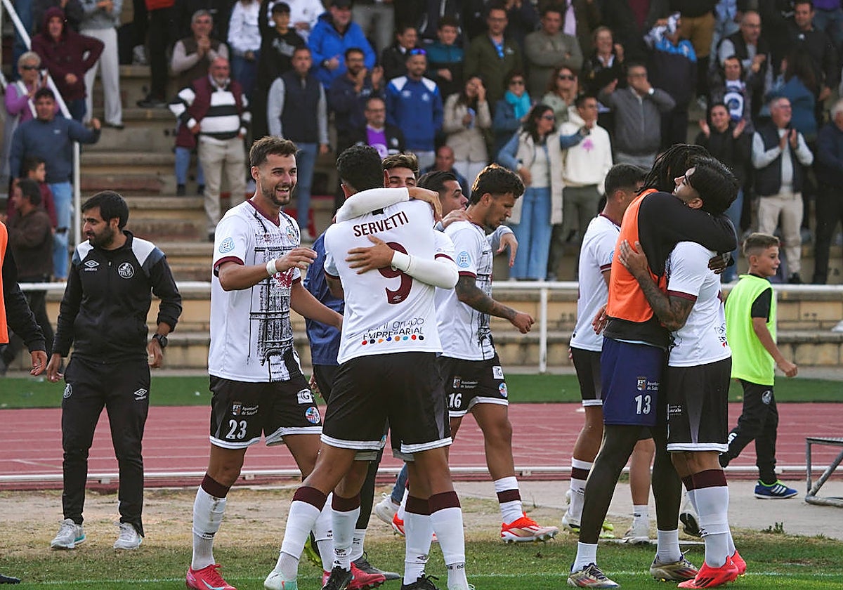 Los jugadores del Salamanca UDS celebran el triunfo con Tomi.