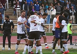 Los jugadores del Salamanca UDS celebran el triunfo con Tomi.