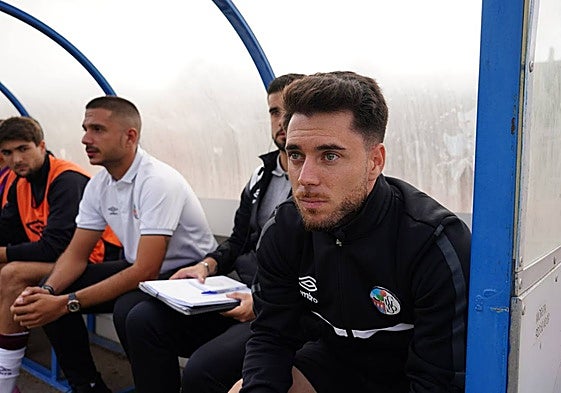 Jorge García, en el banquillo, durante el encuentro en Las Pistas.