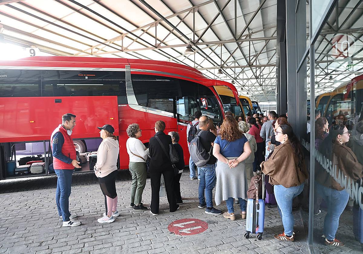 Usuarios haciendo cola en la estación de buses.