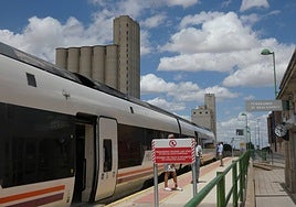 Un tren Media Distancia a su paso por Peñaranda de Bracamonte.
