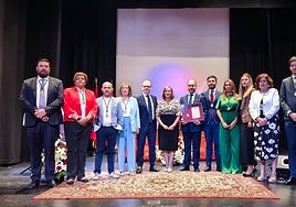 Autoridades, junto a los hijos de María Hernández Alonso.