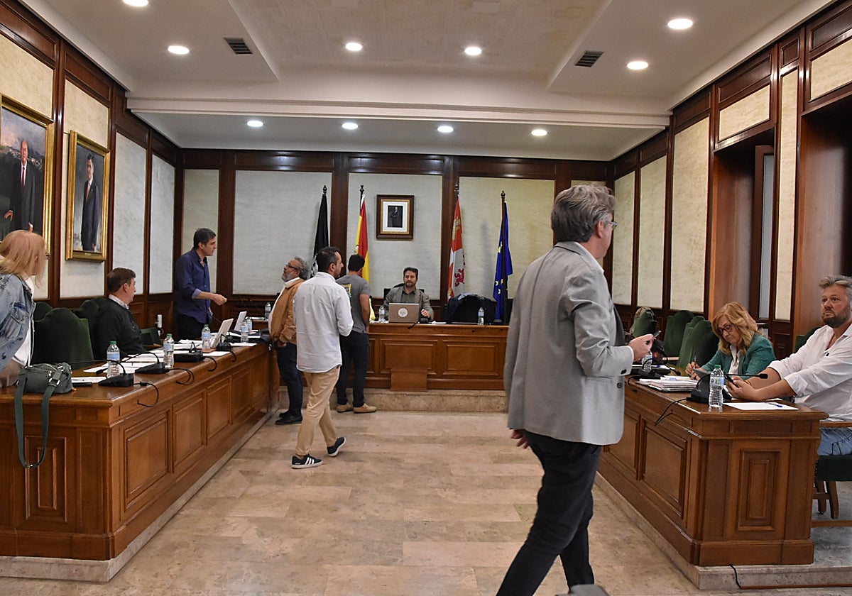 Imagen del receso del pleno en el Ayuntamiento de Béjar para estudiar una documentación.