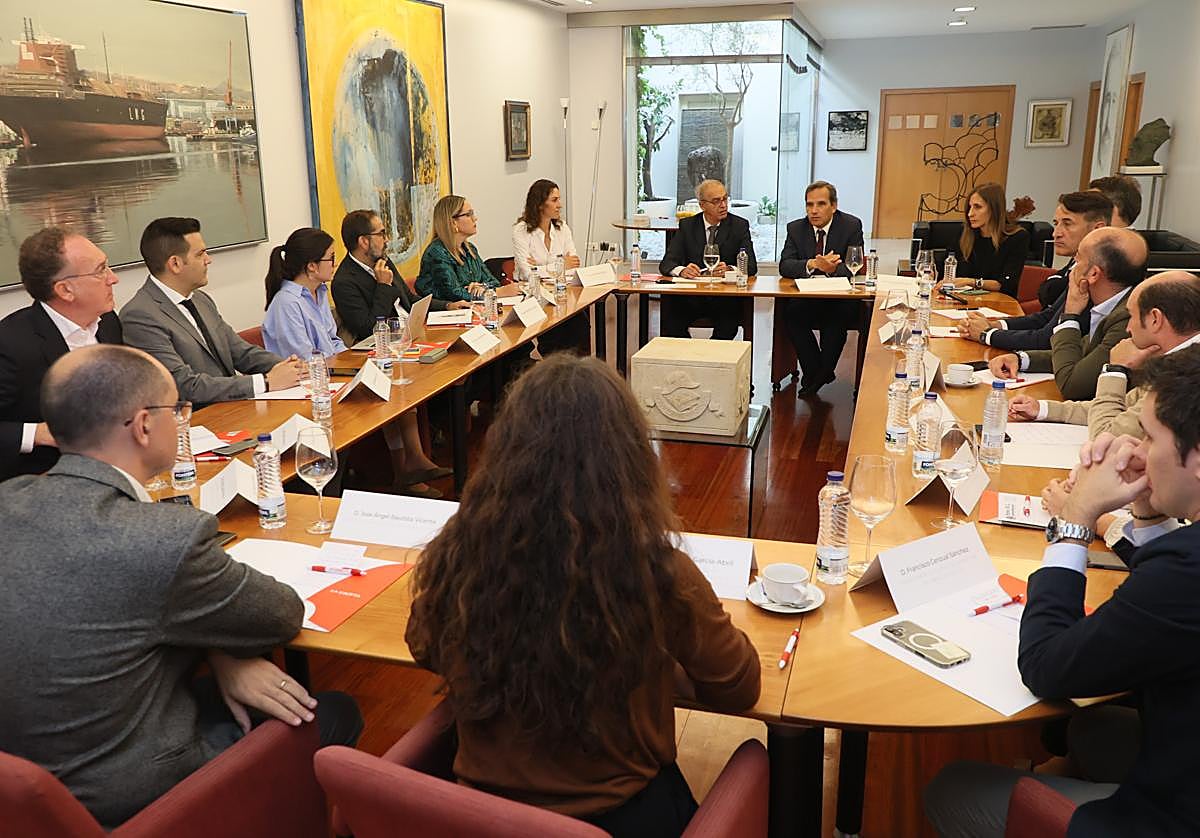 La mesa de debate entre 14 representantes de empresas salmantinas y representantes de ICECYL.