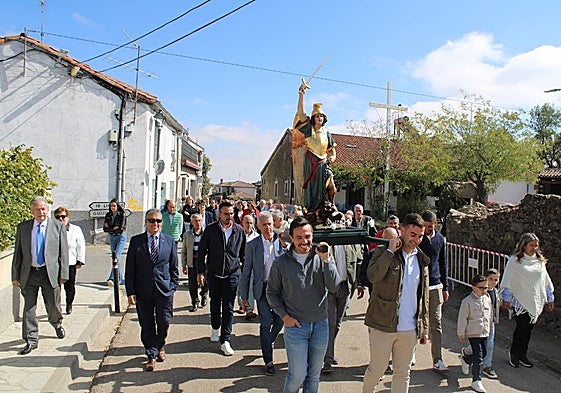 Procesión con la imagen de San Miguel Arcángel por las calles de Fuenterroble.