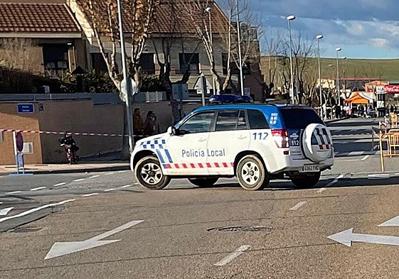 Un vehículo de la Policía Local controla los accesos a Villamayor.