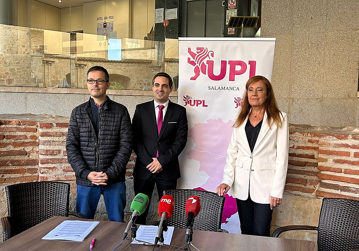 Miguel Lirio, Carlos Javier Salgado y Ángela Gómez, en la presentación de la moción.