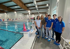 Almudena Parres y María Cerón, con componentes del Acuático Salamanca.