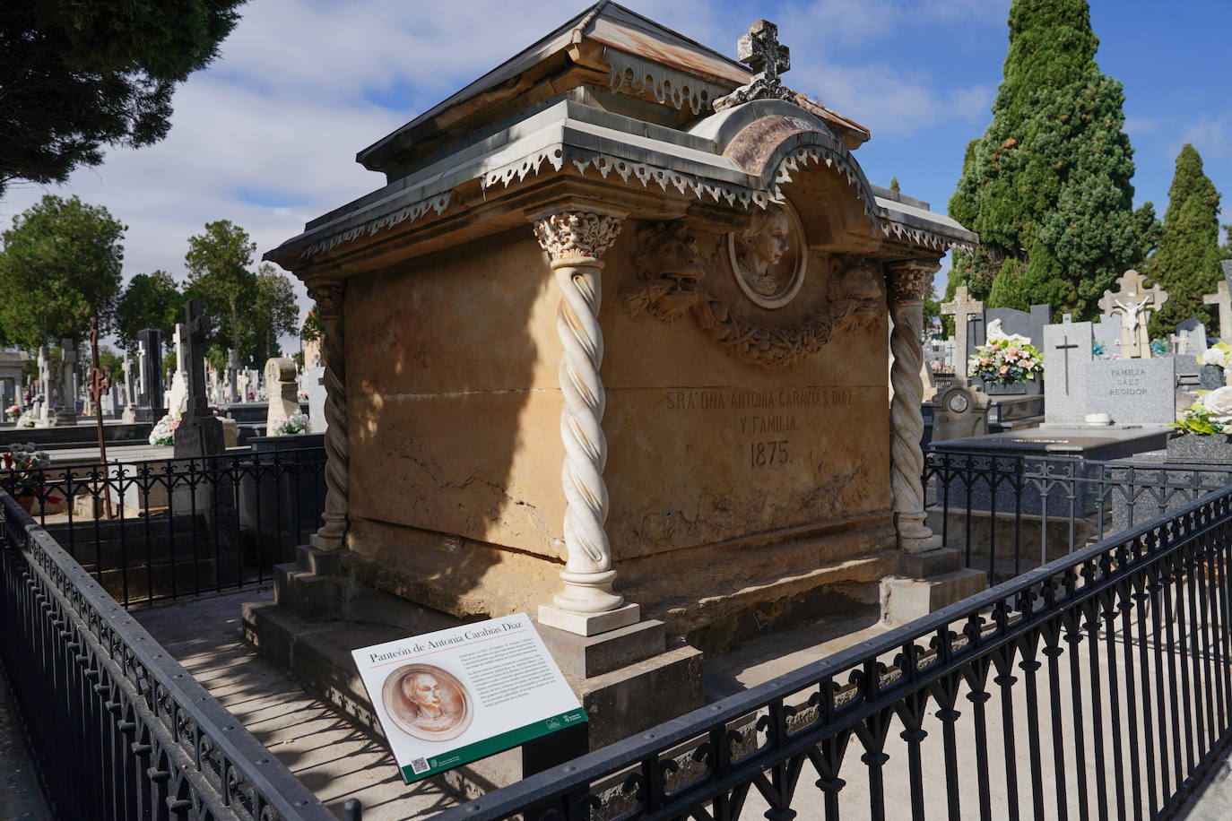 Rutas guiadas para estrenar la nueva señalización histórica del cementerio