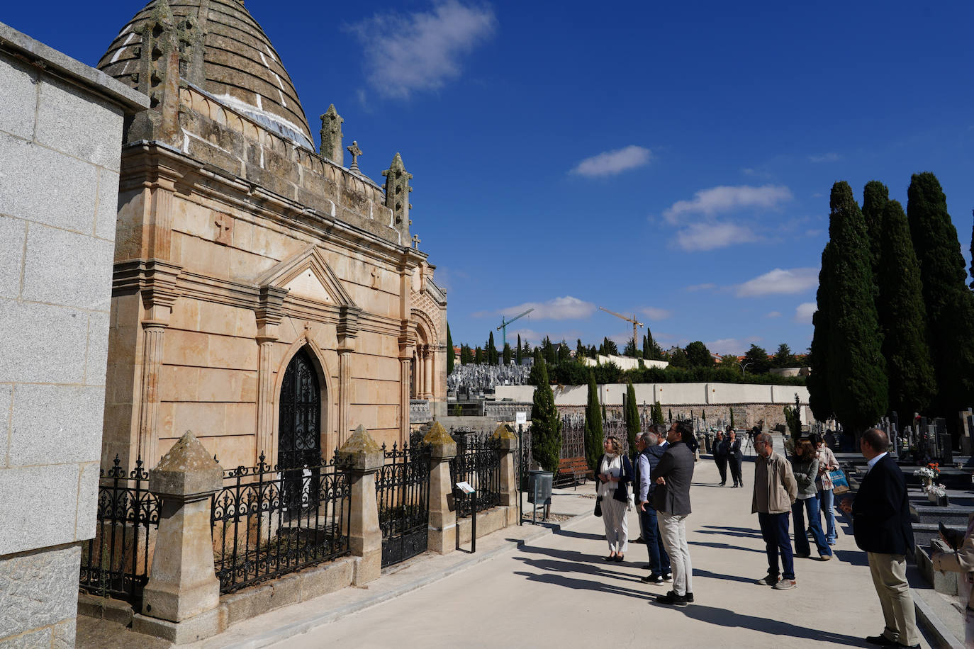 Rutas guiadas para estrenar la nueva señalización histórica del cementerio