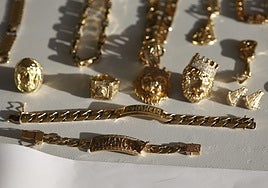 Las llamativas joyas incautadas a los integrantes del grupo.