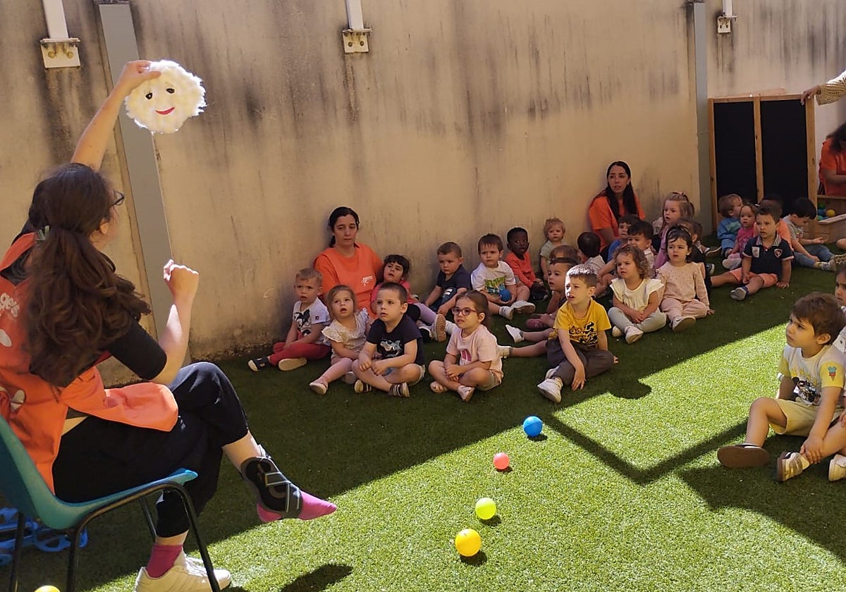 Varios niños, disfrutando de un cuentacuentos en la Ecuela Infantil de Santa Marta.