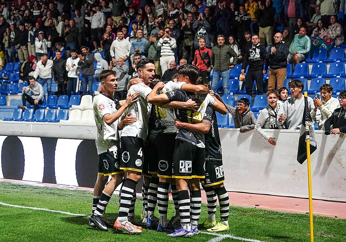 Aficionados de Unionistas, en el Reina Sofía, en el partido contra el Avilés.