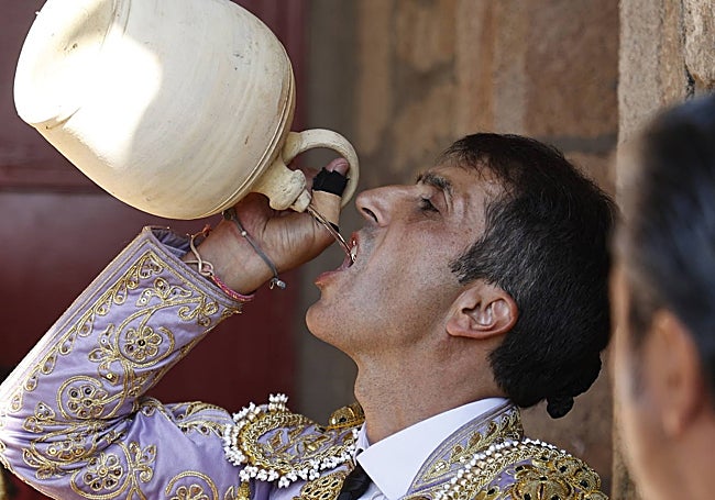 Javier Castaño apura un trago de agua del torero botijo en una tarde de toros.