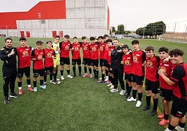 El Aldeaseca de la Armuña, de la Tercera División juvenil, posa antes de afrontar el primer partido de la historia del club.