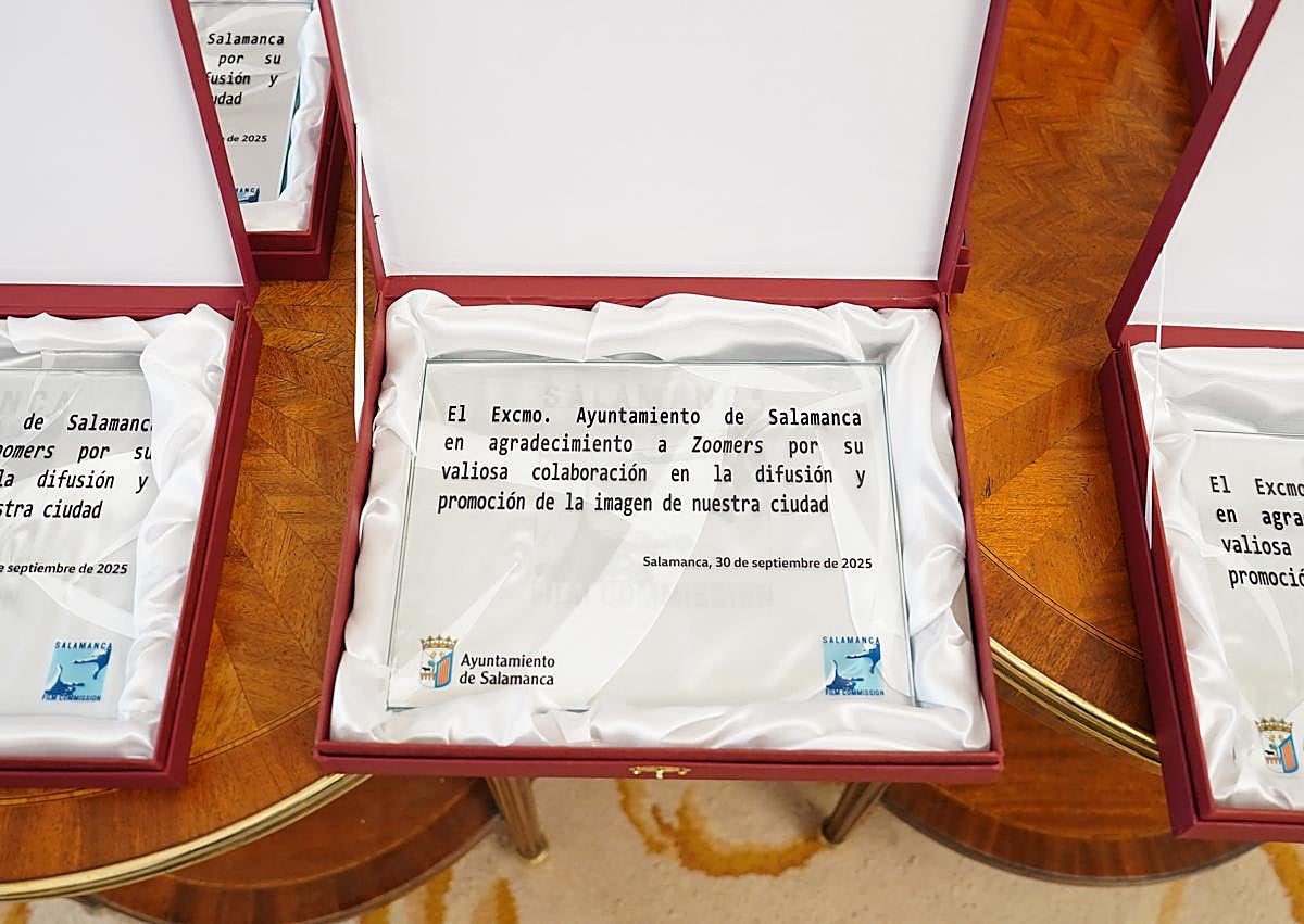 Imagen secundaria 1 - Menéndez de Zubillaga, recogiendo el obsequio del Ayuntamiento, detalle de los obsequios, y el alcalde, con el equipo en el balcón de la Plaza Mayor.