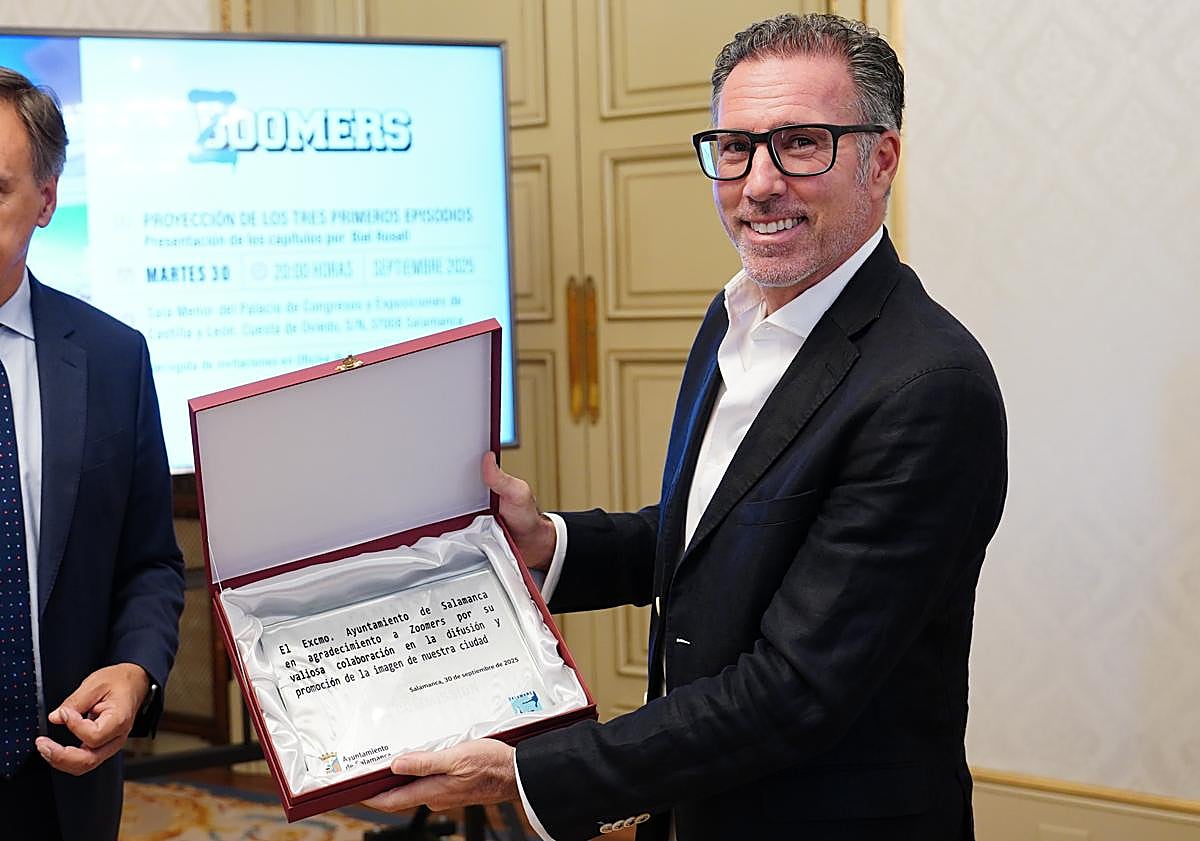 Imagen principal - Menéndez de Zubillaga, recogiendo el obsequio del Ayuntamiento, detalle de los obsequios, y el alcalde, con el equipo en el balcón de la Plaza Mayor.