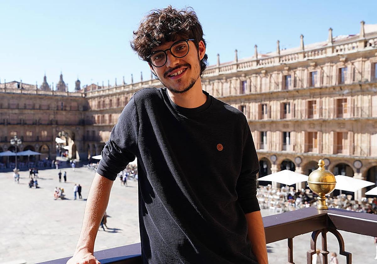 Biel Rossell, actor que interpreta a Javi en 'Zoomers', en el balcón de la Plaza Mayor.