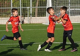Los jugadores del Calasanz celebran con entusiasmo uno de los goles durante el encuentro.