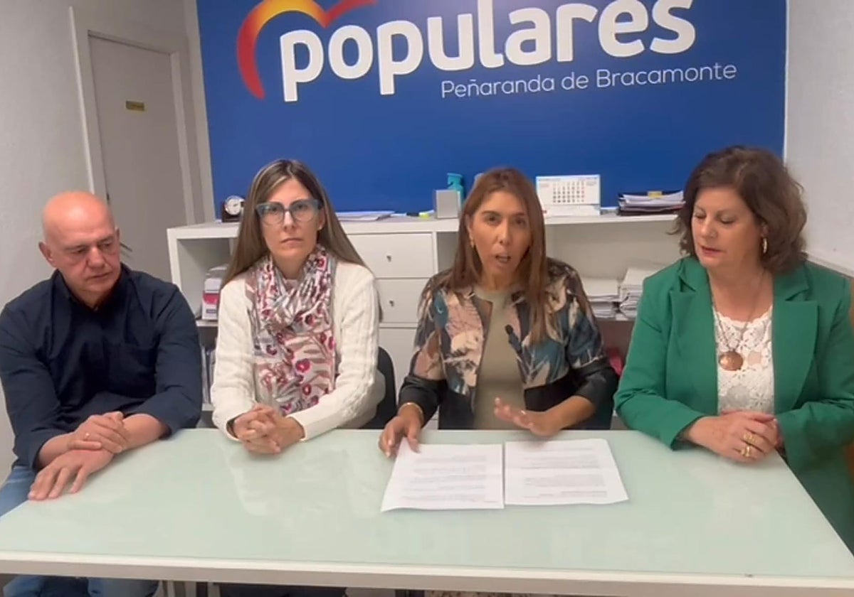 Ediles del PP durante su comparecencia.